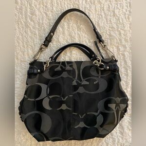 VGUC COACH handbag in black. Medium sized with silver buckles